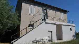 Casale marchigiano su 2 livelli piu' soffitta, porticato e ampio annesso, con corte di mq. 2000 ca. Posizione panoramica vista mare con mq. 60.000 di terreno pianeggiante con 200 ulivi e alberi di frutto. · foto 2