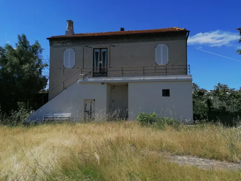 Casale marchigiano su 2 livelli piu' soffitta, porticato e ampio annesso, con corte di mq. 2000 ca. Posizione panoramica vista mare con mq. 60.000 di terreno pianeggiante con 200 ulivi e alberi di frutto. · foto 3