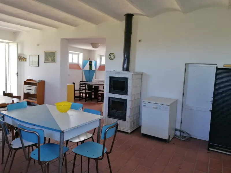 Casale marchigiano su 2 livelli piu' soffitta, porticato e ampio annesso, con corte di mq. 2000 ca. Posizione panoramica vista mare con mq. 60.000 di terreno pianeggiante con 200 ulivi e alberi di frutto. · foto 4