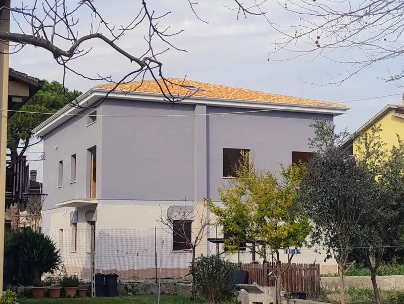 In palazzina appena ultimata, ultimo appartamento disponibile. Mansardato, travi a vista, parquet, 2 camini, 2 terrazzi, posto auto. Soggiorno con angolo cottura e camino, 2 camere, doppi servizi. Classe A2. Pannelli solari, split , induzione · foto 2