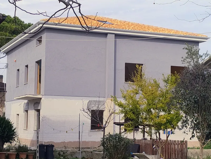 In palazzina appena ultimata, ultimo appartamento disponibile. Mansardato, travi a vista, parquet, 2 camini, 2 terrazzi, posto auto. Soggiorno con angolo cottura e camino, 2 camere, doppi servizi. Classe A2. Pannelli solari, split , induzione · foto 3
