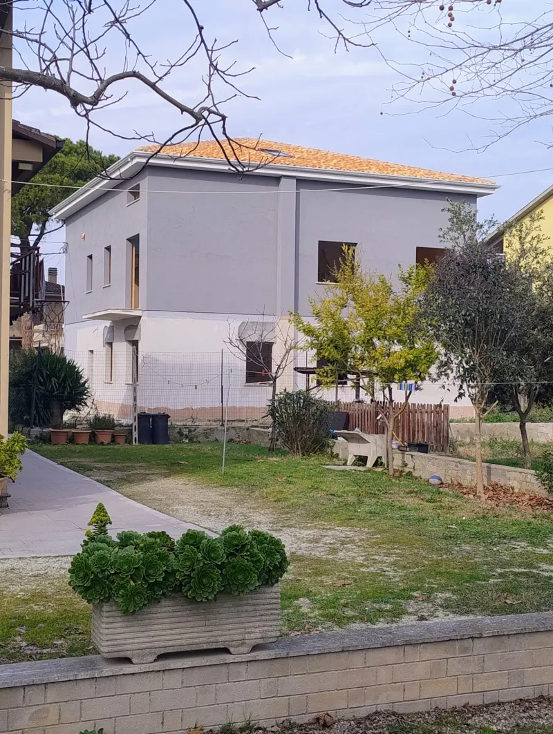 In palazzina appena ultimata, ultimo appartamento disponibile. Mansardato, travi a vista, parquet, 2 camini, 2 terrazzi, posto auto. Soggiorno con angolo cottura e camino, 2 camere, doppi servizi. Classe A2. Pannelli solari, split , induzione · foto 4