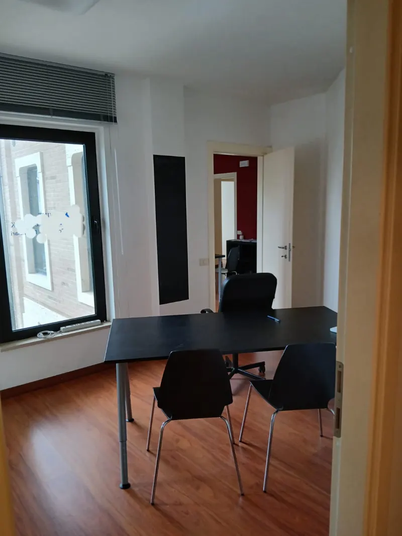 Ufficio con doppio ingresso · foto 2