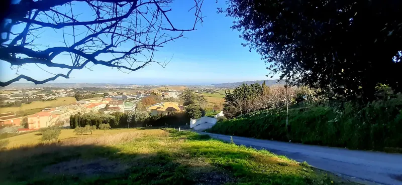 Terreno Edificabile Panoramico di 2920 Mq. Realizzabili 8760 Mc3 Destinazione: Residenziale di Completamento. Grazie alla Posizione strategica situata fra le due Aree di Viabilità Urbana ed Extraurbana, assume un' entità Polivalente a Montegranaro