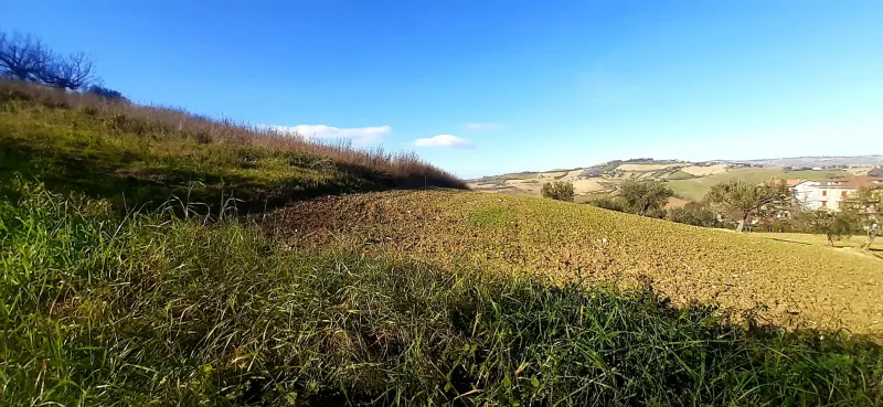Terreno Edificabile Panoramico di 2920 Mq. Realizzabili 8760 Mc3 Destinazione: Residenziale di Completamento. Grazie alla Posizione strategica situata fra le due Aree di Viabilità Urbana ed Extraurbana, assume un' entità Polivalente · foto 3