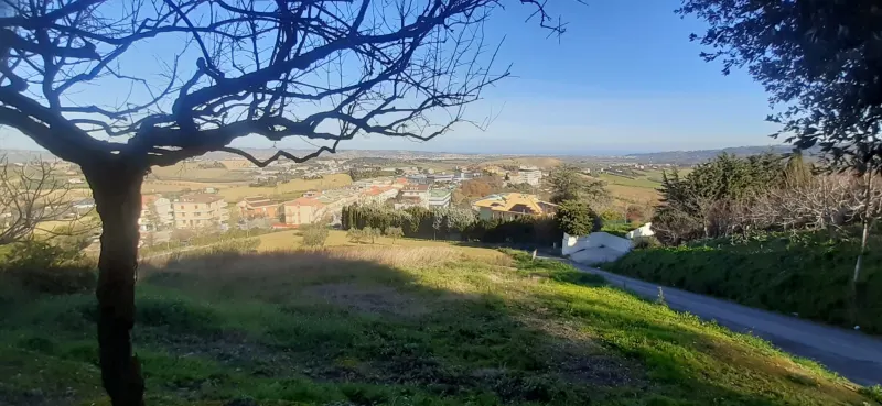 Terreno Edificabile Panoramico di 2920 Mq. Realizzabili 8760 Mc3 Destinazione: Residenziale di Completamento. Grazie alla Posizione strategica situata fra le due Aree di Viabilità Urbana ed Extraurbana, assume un' entità Polivalente · foto 5