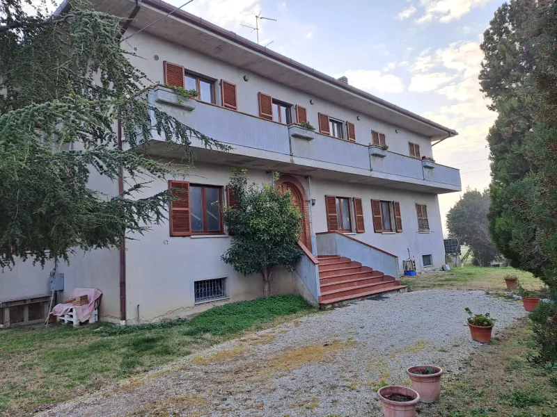abitazione indipendente, disposta su 3 livelli di mq. 200 ca. ognuno con ampia corte. Composta da piano terra garage e cantine, primo piano al grezzo con possibilita' di realizzare uno o piu' appartamenti, piano primo, mq. 200 divisi in 2 appartamen a Civitanova Marche