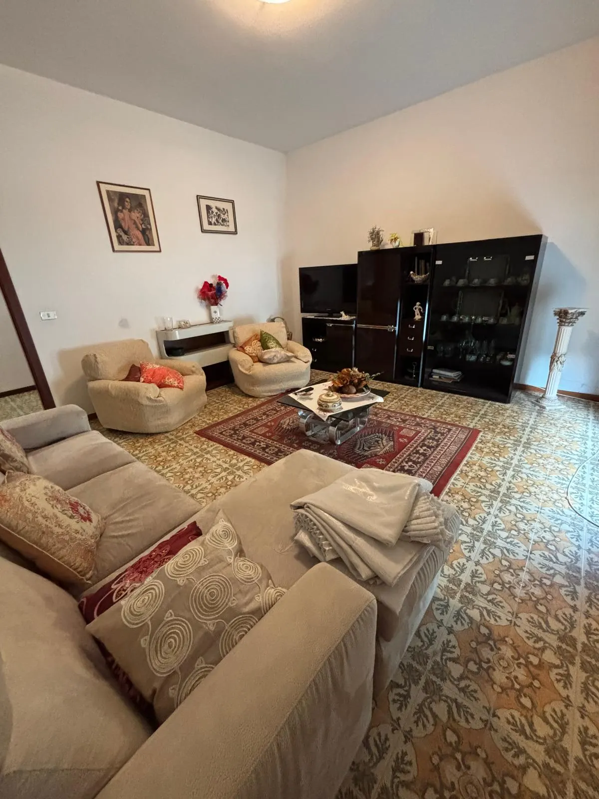 Appartamento ampia metratura completamente ristrutturato al piano primo in piano centro a Casette D'Ete . Composto da soggiorno, cucina abitabile con retrocucina, 3 camere, bagno, in trifamigliare con ascensore. · foto 1