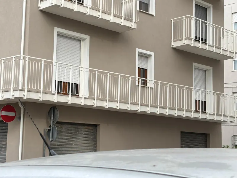 Appartamento ampia metratura completamente ristrutturato al piano primo in piano centro a Casette D'Ete . Composto da soggiorno, cucina abitabile con retrocucina, 3 camere, bagno, in trifamigliare con ascensore. · foto 2