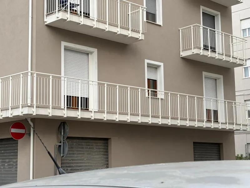 Appartamento ampia metratura completamente ristrutturato al piano primo in piano centro a Casette D'Ete . Composto da soggiorno, cucina abitabile con retrocucina, 3 camere, bagno, in trifamigliare con ascensore. · foto 3
