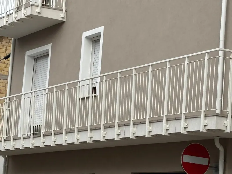 Appartamento ampia metratura completamente ristrutturato al piano primo in piano centro a Casette D'Ete . Composto da soggiorno, cucina abitabile con retrocucina, 3 camere, bagno, in trifamigliare con ascensore. · foto 4
