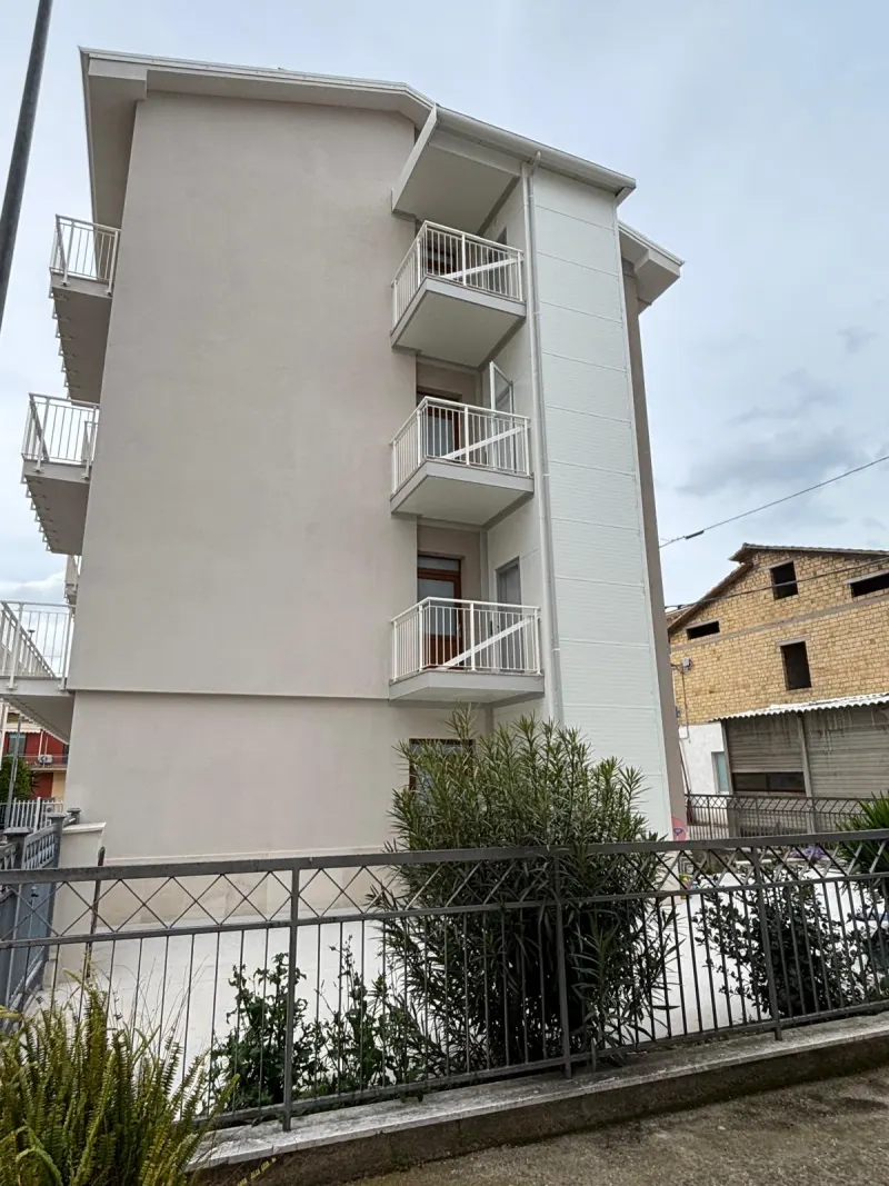 Appartamento ampia metratura completamente ristrutturato al piano primo in piano centro a Casette D'Ete . Composto da soggiorno, cucina abitabile con retrocucina, 3 camere, bagno, in trifamigliare con ascensore. · foto 5