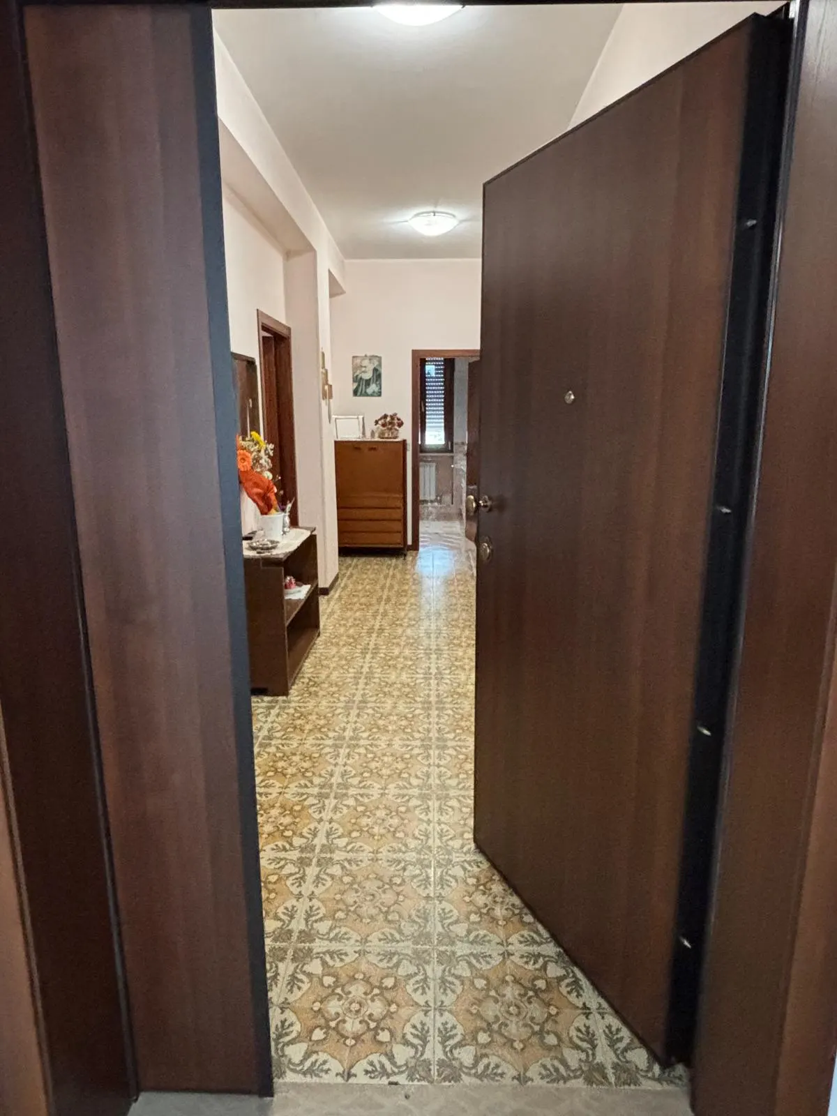 Appartamento ampia metratura completamente ristrutturato al piano primo  in piano centro a Casette D'Ete .  Composto da soggiorno, cucina abitabile con retrocucina, 3 camere, bagno, in trifamigliare con ascensore. · foto 6