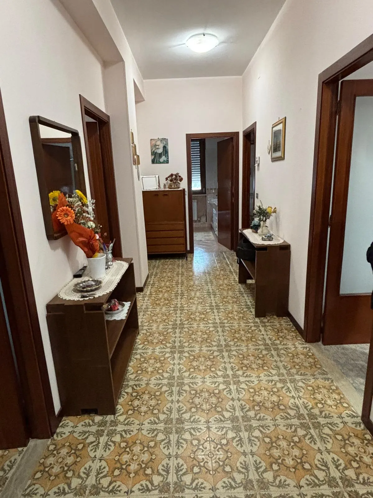 Appartamento ampia metratura completamente ristrutturato al piano primo  in piano centro a Casette D'Ete .  Composto da soggiorno, cucina abitabile con retrocucina, 3 camere, bagno, in trifamigliare con ascensore. · foto 7