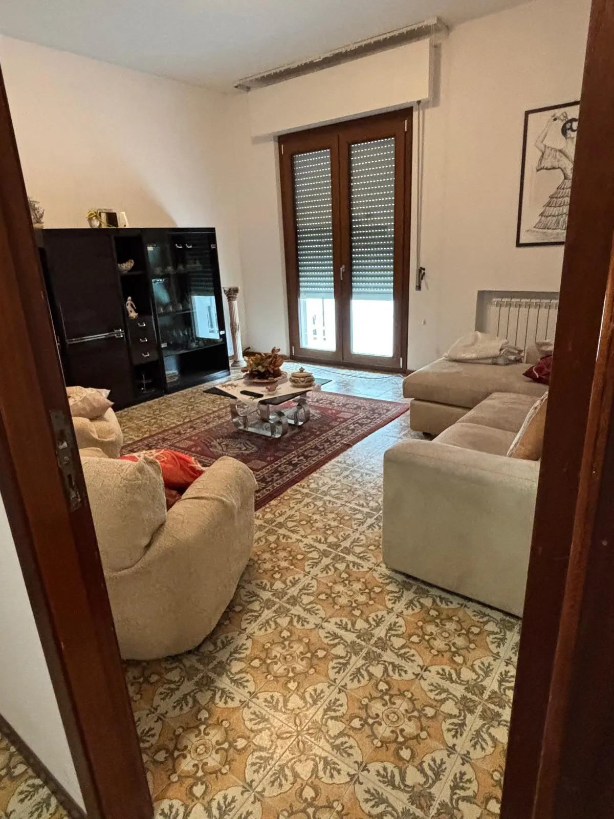 Appartamento ampia metratura completamente ristrutturato al piano primo  in piano centro a Casette D'Ete .  Composto da soggiorno, cucina abitabile con retrocucina, 3 camere, bagno, in trifamigliare con ascensore. · foto 8