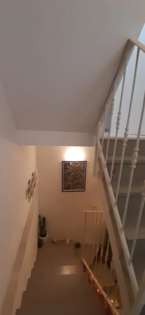 Cielo Terra indipendente al Corso Principale di Mq. 82 su due Livelli, ristrutturata nel 2011,arredo su misura nel 2018 Soggiorno/Cucina, 2 Camere, 2 Bagni, Parquet, Infissi doppi vetri, Zanzariere, Clima. Parcheggio annuale Comunale. · foto 4