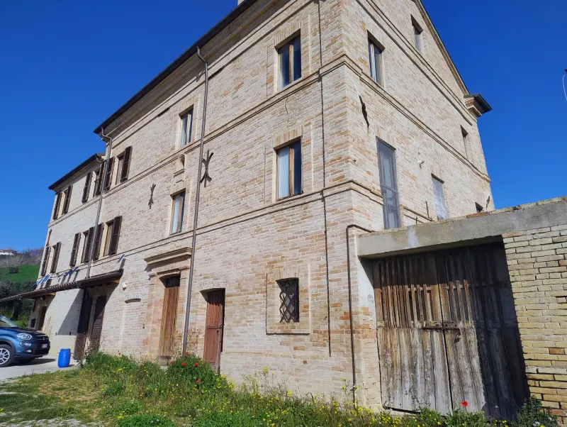 Casale di ampia metratura diviso in due unita' immobiliari piu' annesso per possibile terza unita' immerso nel verde, in parte ristrutturato. a Montegiorgio