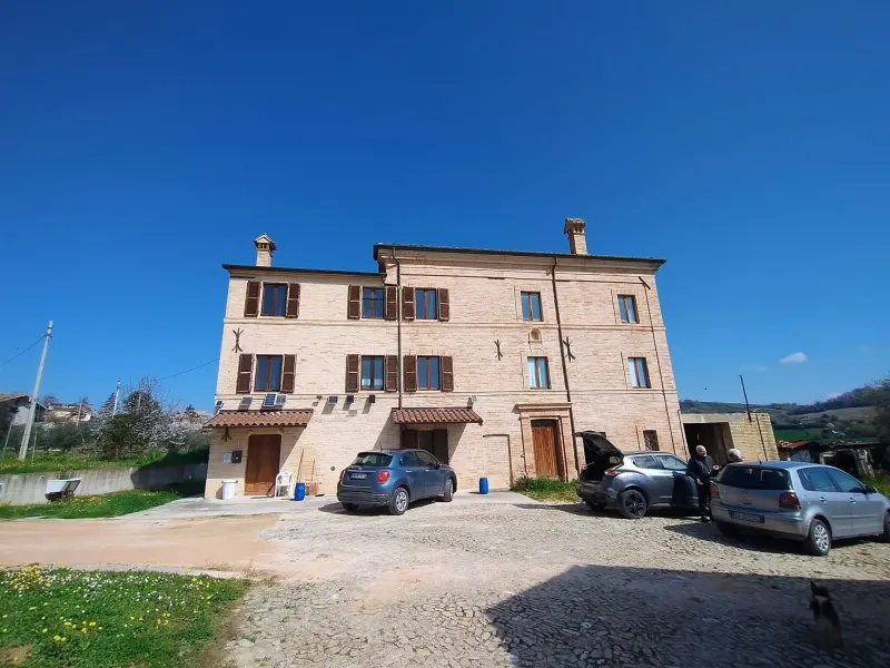 Casale di ampia metratura diviso in due unita' immobiliari piu' annesso per possibile terza unita' immerso nel verde, in parte ristrutturato. · foto 2