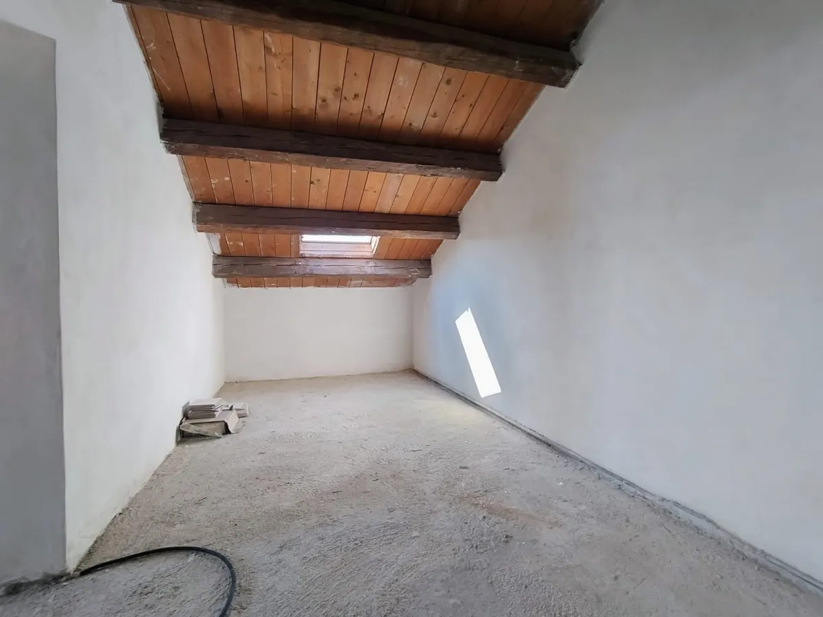 Casale di ampia metratura diviso in due unita' immobiliari piu' annesso per possibile  terza unita' immerso nel verde, in parte ristrutturato. · foto 12