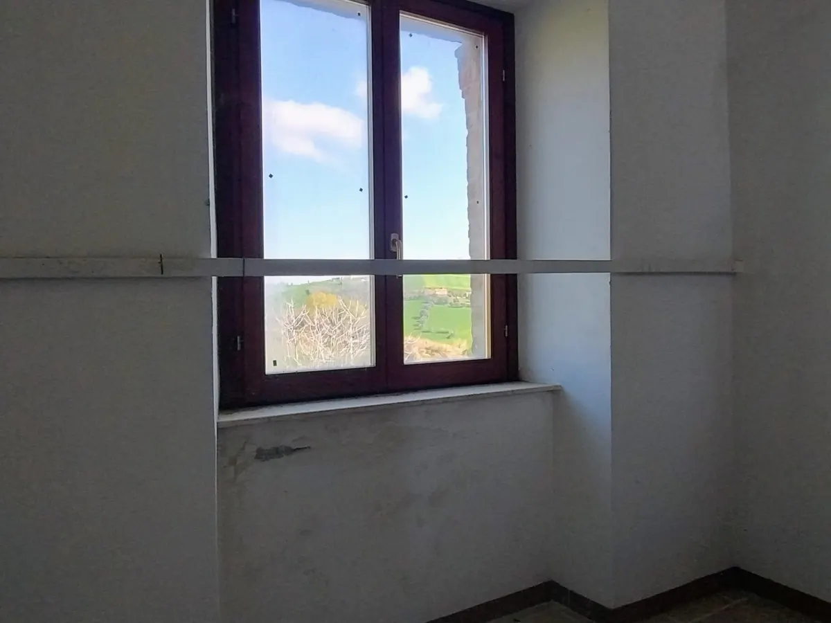 Casale di ampia metratura diviso in due unita' immobiliari piu' annesso per possibile  terza unita' immerso nel verde, in parte ristrutturato. · foto 13