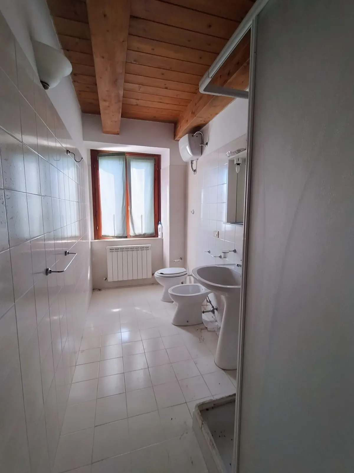 Casale di ampia metratura diviso in due unita' immobiliari piu' annesso per possibile  terza unita' immerso nel verde, in parte ristrutturato. · foto 19
