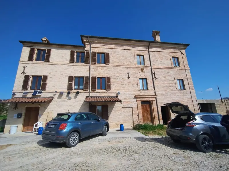 Casale di ampia metratura diviso in due unita' immobiliari piu' annesso per possibile terza unita' immerso nel verde, in parte ristrutturato. · foto 3