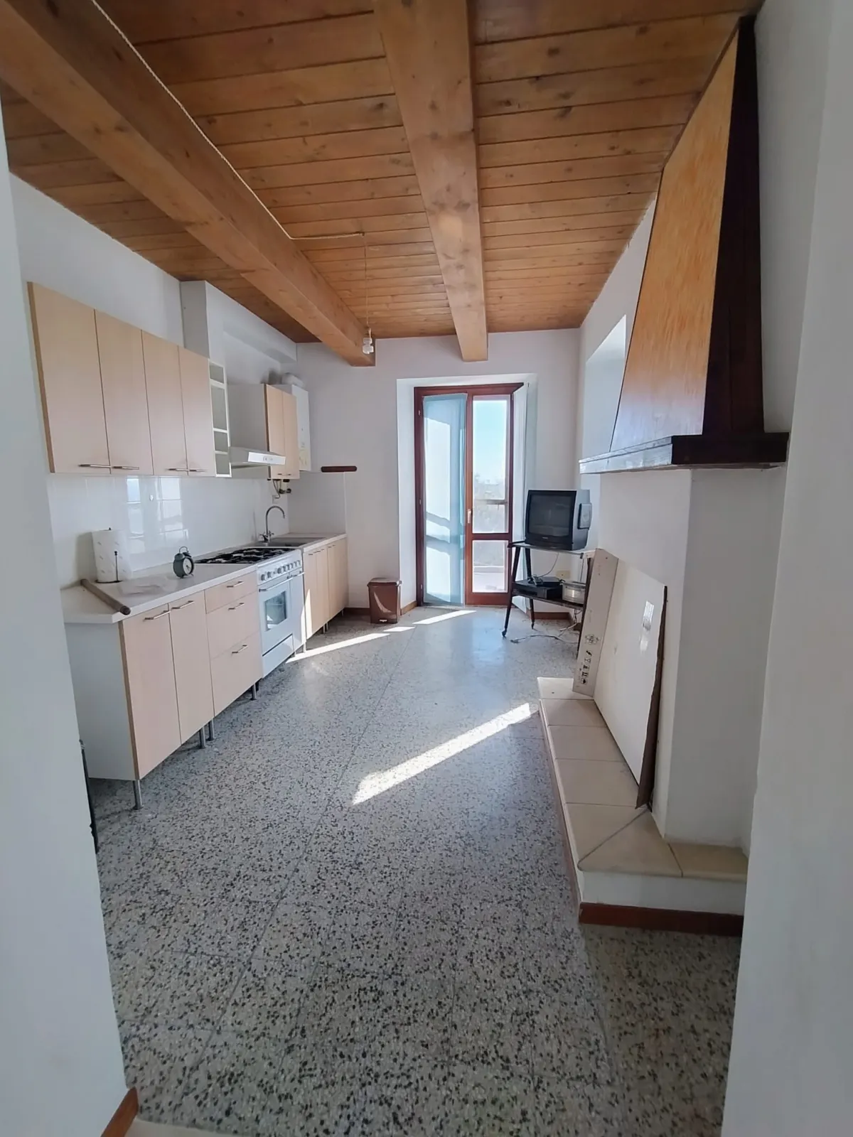 Casale di ampia metratura diviso in due unita' immobiliari piu' annesso per possibile  terza unita' immerso nel verde, in parte ristrutturato. · foto 24