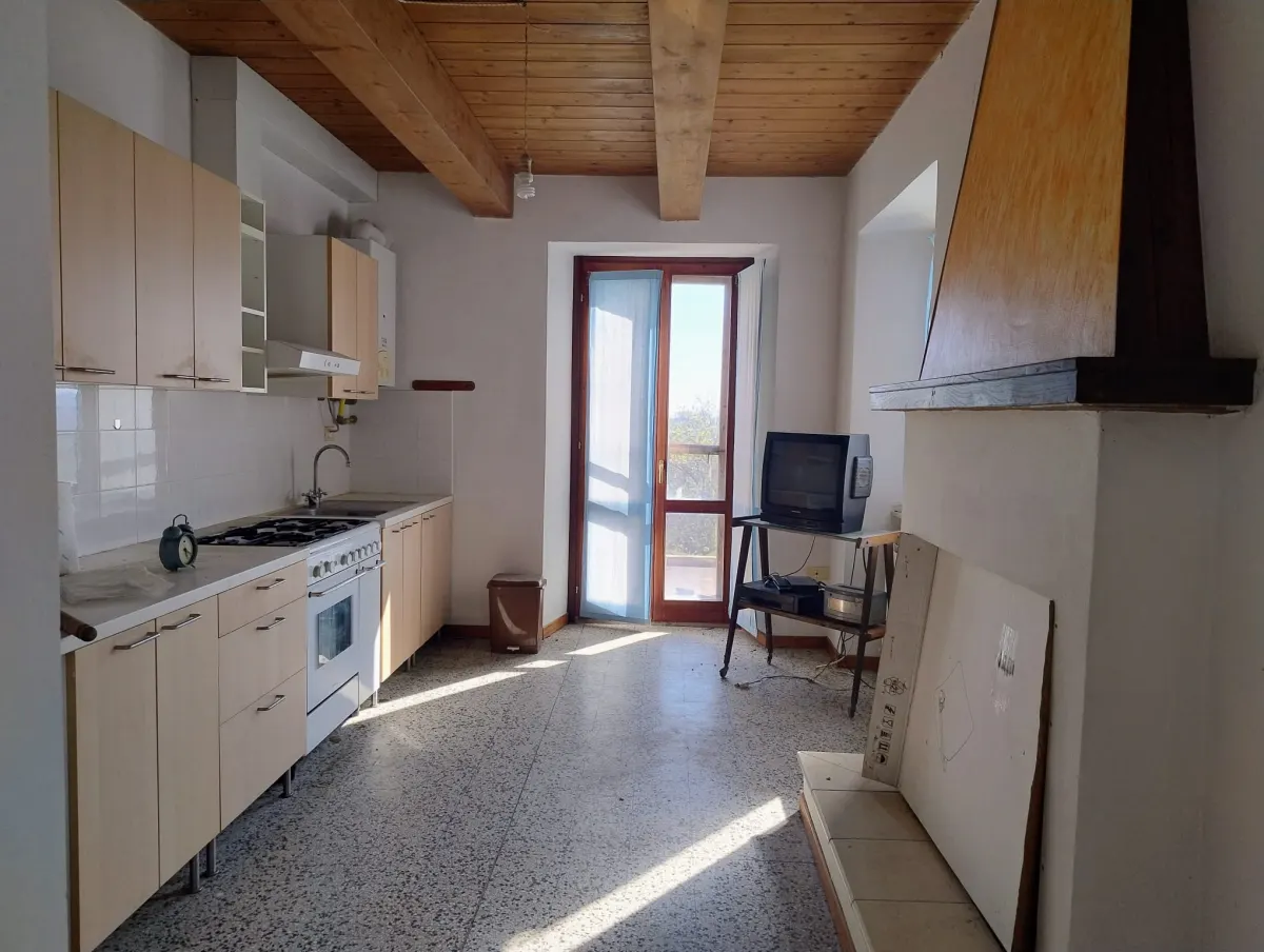 Casale di ampia metratura diviso in due unita' immobiliari piu' annesso per possibile  terza unita' immerso nel verde, in parte ristrutturato. · foto 26
