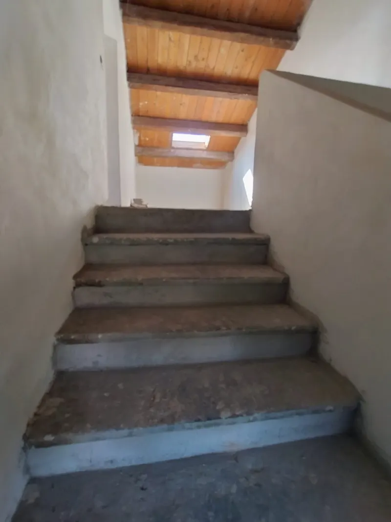 Casale di ampia metratura diviso in due unita' immobiliari piu' annesso per possibile terza unita' immerso nel verde, in parte ristrutturato. · foto 4