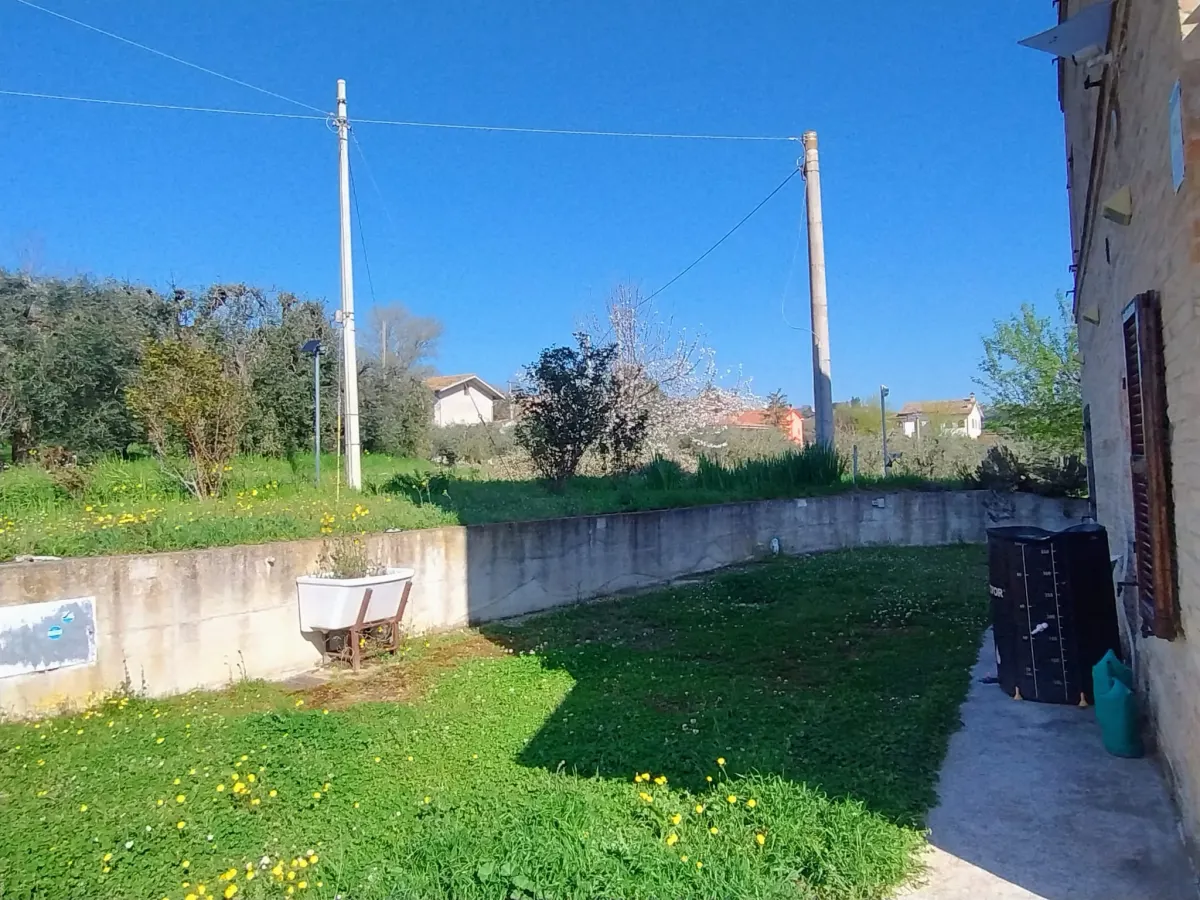 Casale di ampia metratura diviso in due unita' immobiliari piu' annesso per possibile  terza unita' immerso nel verde, in parte ristrutturato. · foto 39