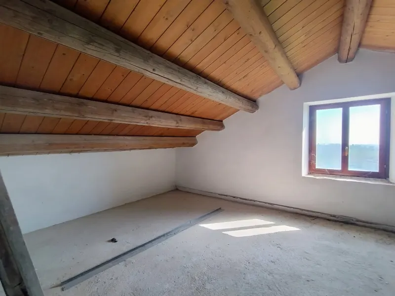 Casale di ampia metratura diviso in due unita' immobiliari piu' annesso per possibile terza unita' immerso nel verde, in parte ristrutturato. · foto 5