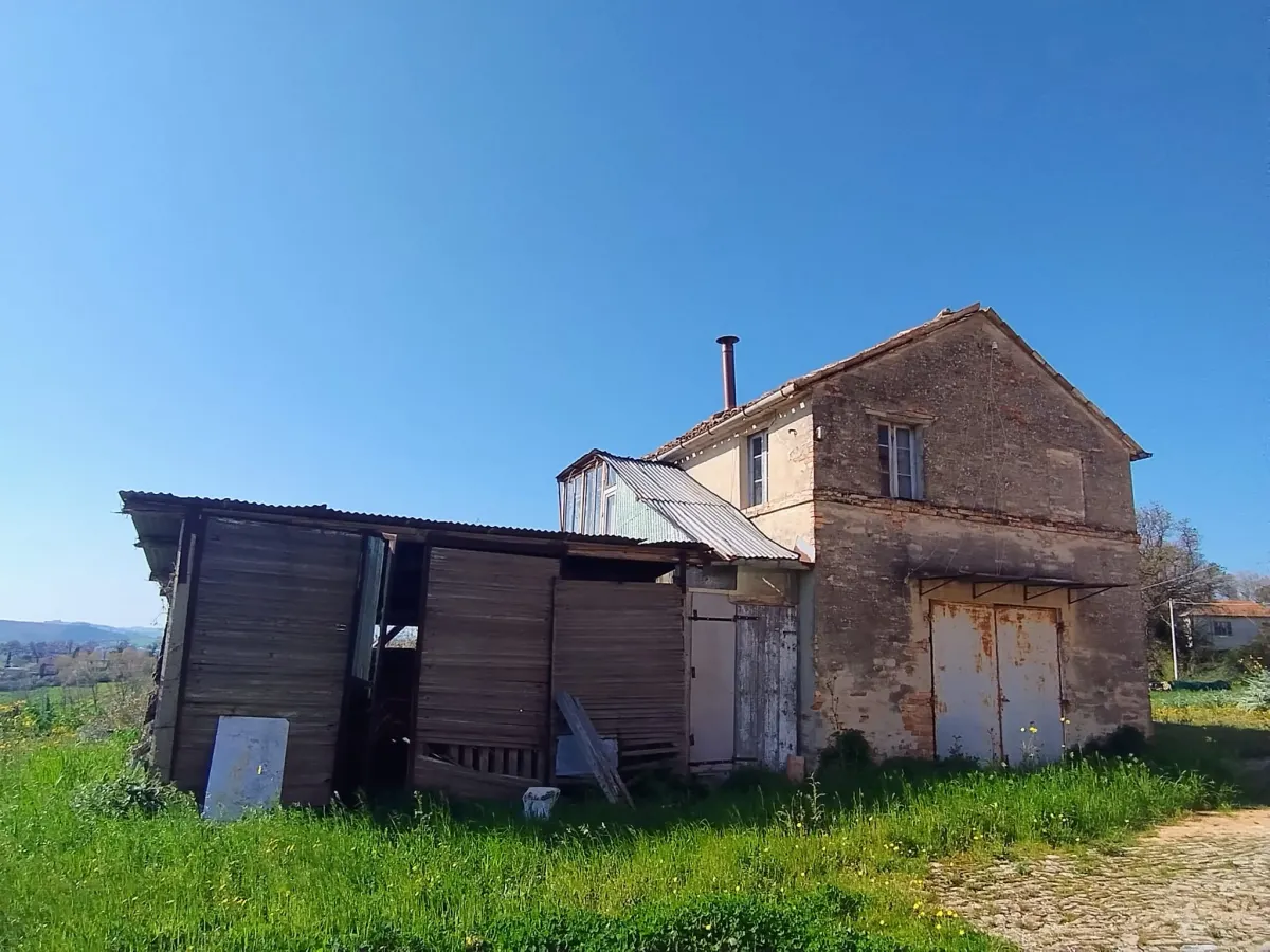 Casale di ampia metratura diviso in due unita' immobiliari piu' annesso per possibile  terza unita' immerso nel verde, in parte ristrutturato. · foto 41