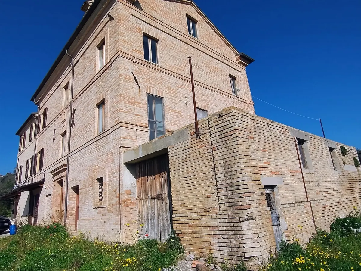 Casale di ampia metratura diviso in due unita' immobiliari piu' annesso per possibile  terza unita' immerso nel verde, in parte ristrutturato. · foto 42