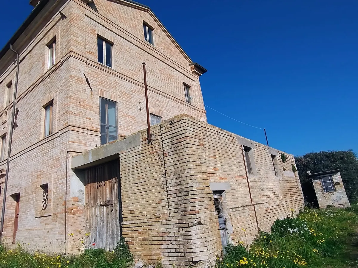 Casale di ampia metratura diviso in due unita' immobiliari piu' annesso per possibile  terza unita' immerso nel verde, in parte ristrutturato. · foto 43