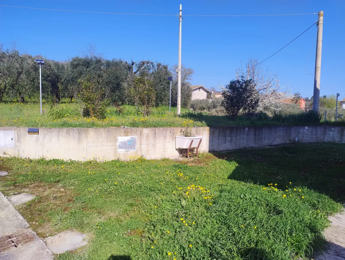 Casale di ampia metratura diviso in due unita' immobiliari piu' annesso per possibile  terza unita' immerso nel verde, in parte ristrutturato. · foto 48