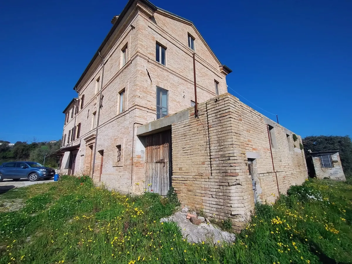 Casale di ampia metratura diviso in due unita' immobiliari piu' annesso per possibile  terza unita' immerso nel verde, in parte ristrutturato. · foto 49