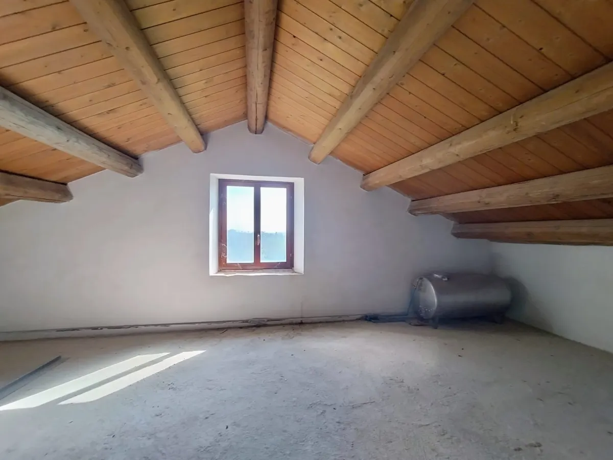 Casale di ampia metratura diviso in due unita' immobiliari piu' annesso per possibile  terza unita' immerso nel verde, in parte ristrutturato. · foto 6