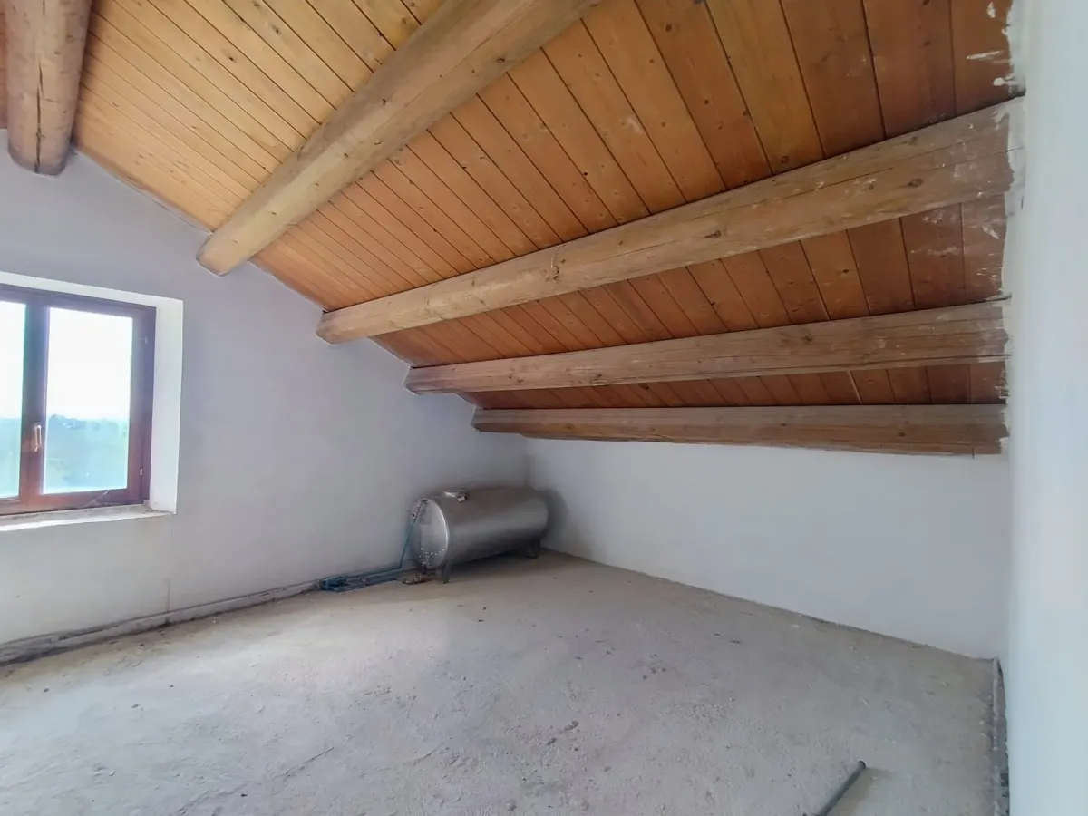 Casale di ampia metratura diviso in due unita' immobiliari piu' annesso per possibile  terza unita' immerso nel verde, in parte ristrutturato. · foto 7