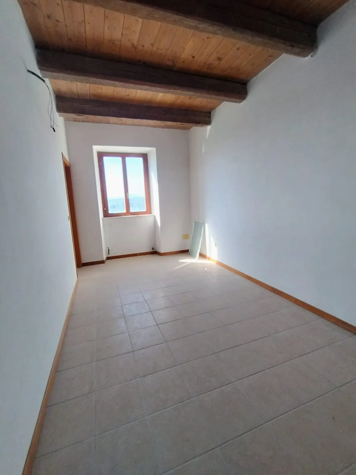 Casale di ampia metratura diviso in due unita' immobiliari piu' annesso per possibile  terza unita' immerso nel verde, in parte ristrutturato. · foto 8