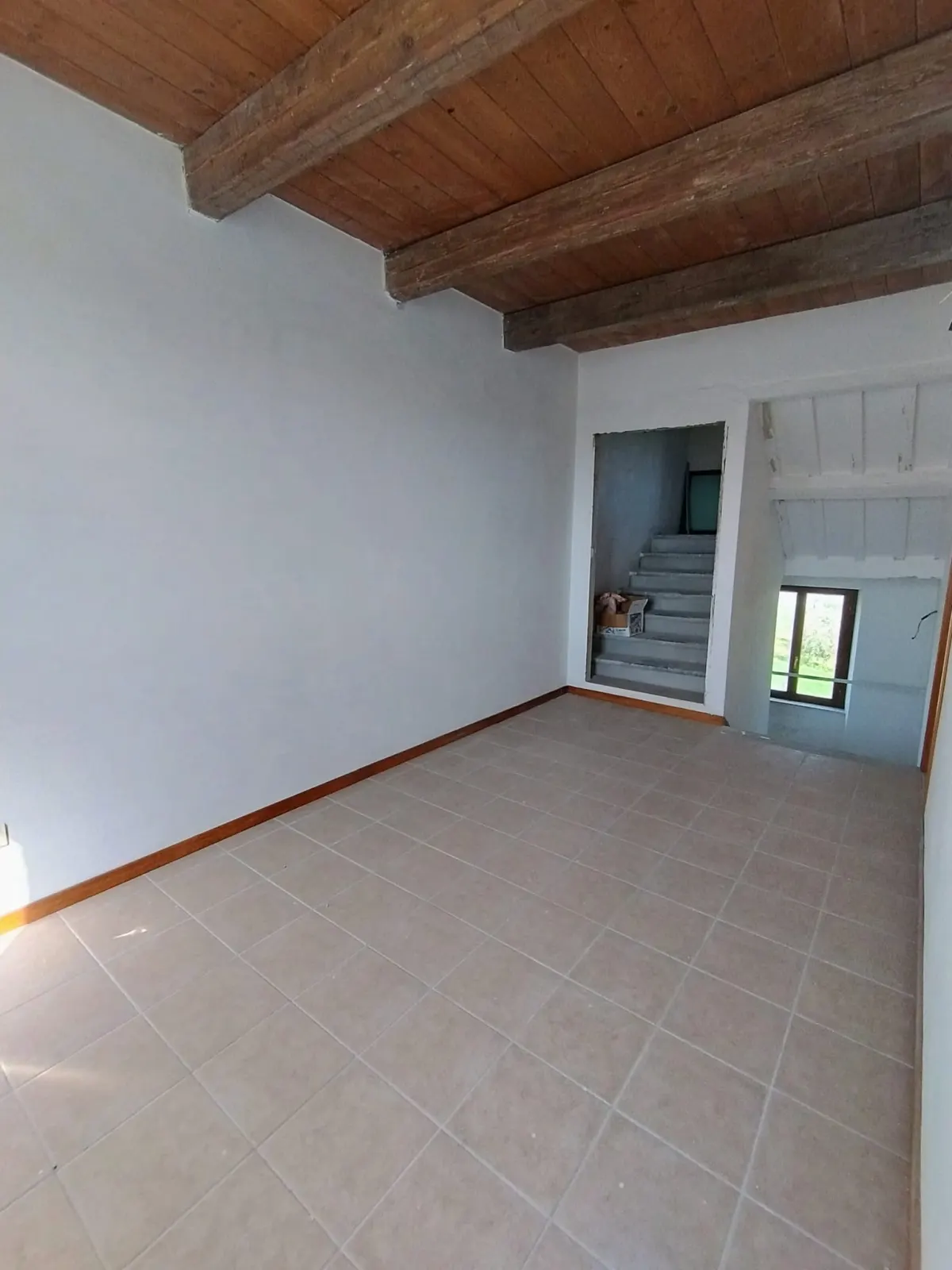 Casale di ampia metratura diviso in due unita' immobiliari piu' annesso per possibile  terza unita' immerso nel verde, in parte ristrutturato. · foto 9