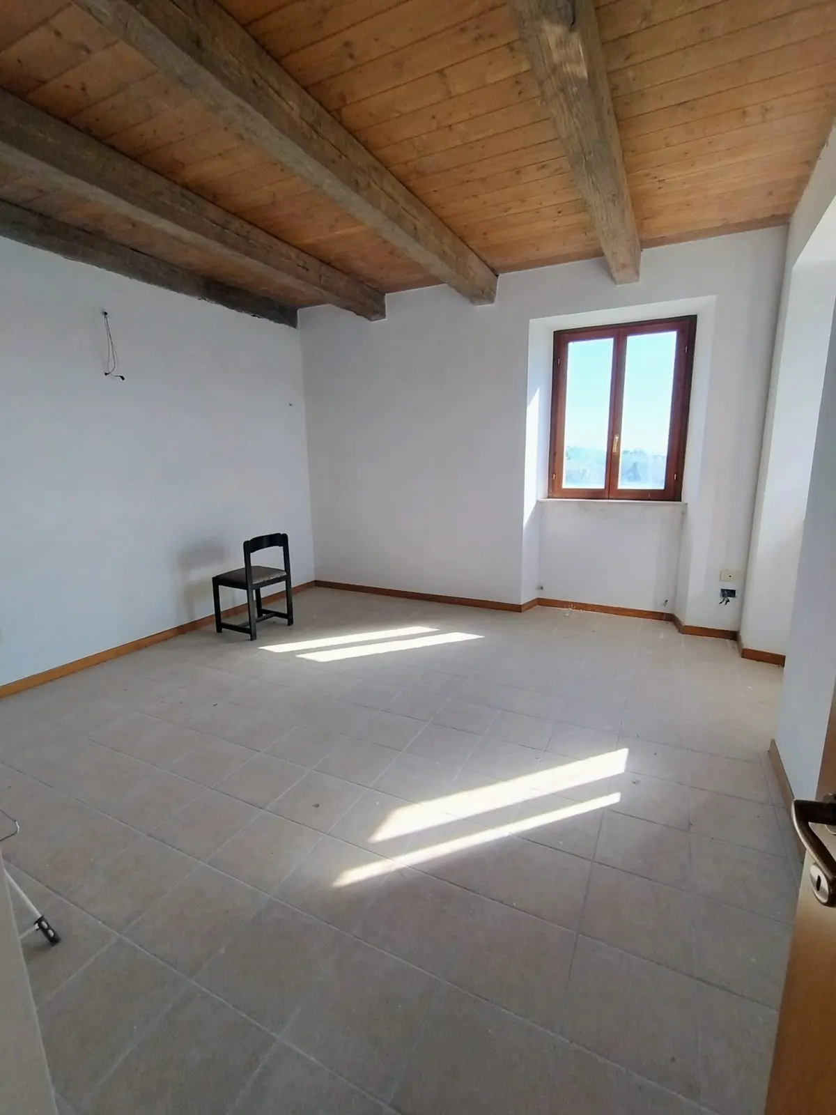 Casale di ampia metratura diviso in due unita' immobiliari piu' annesso per possibile  terza unita' immerso nel verde, in parte ristrutturato. · foto 10