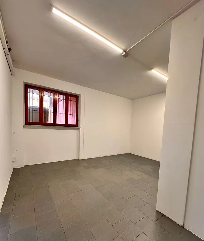 C2 Deposito, Magazzino Mq.170 suddiviso in 2 locali che puo' fungere da Ufficio con C. Destinaz uso,, con corte  davanti. Cancello automatico.Ristrutturato e tinteggiato, Bagno Nuovo, Prezzo su richiesta. Agenzia Rif. Mc5A-44681 · foto 11