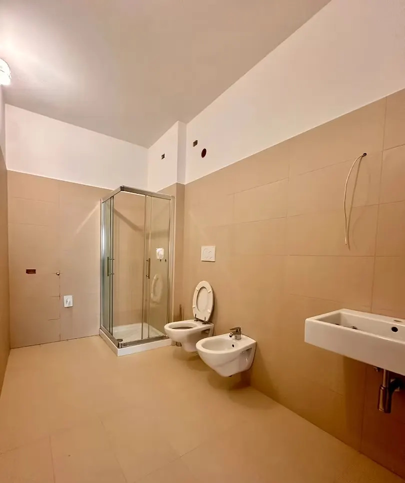 C2 Deposito, Magazzino Mq.170 suddiviso in 2 locali che puo' fungere da Ufficio con C. Destinaz uso,, con corte  davanti. Cancello automatico.Ristrutturato e tinteggiato, Bagno Nuovo, Prezzo su richiesta. Agenzia Rif. Mc5A-44681 · foto 9