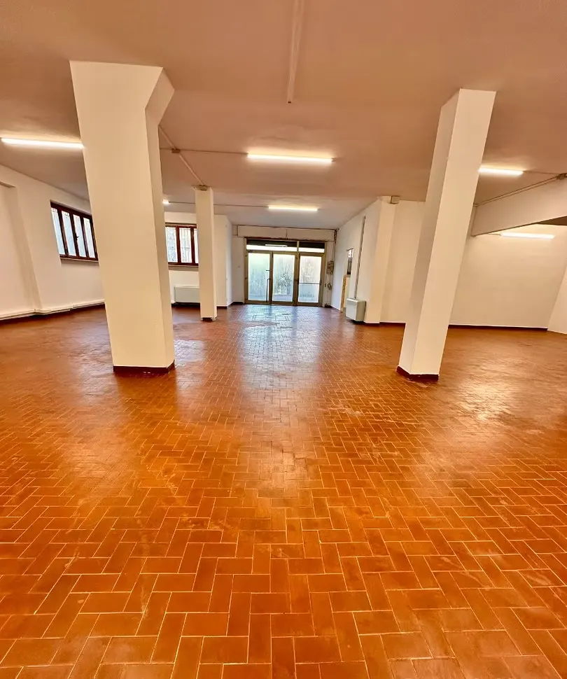 C2 Deposito, Magazzino Mq.170 suddiviso in 2 locali che puo' fungere da Ufficio con C. Destinaz uso,, con corte  davanti. Cancello automatico.Ristrutturato e tinteggiato, Bagno Nuovo, Prezzo su richiesta. Agenzia Rif. Mc5A-44681 · foto 10