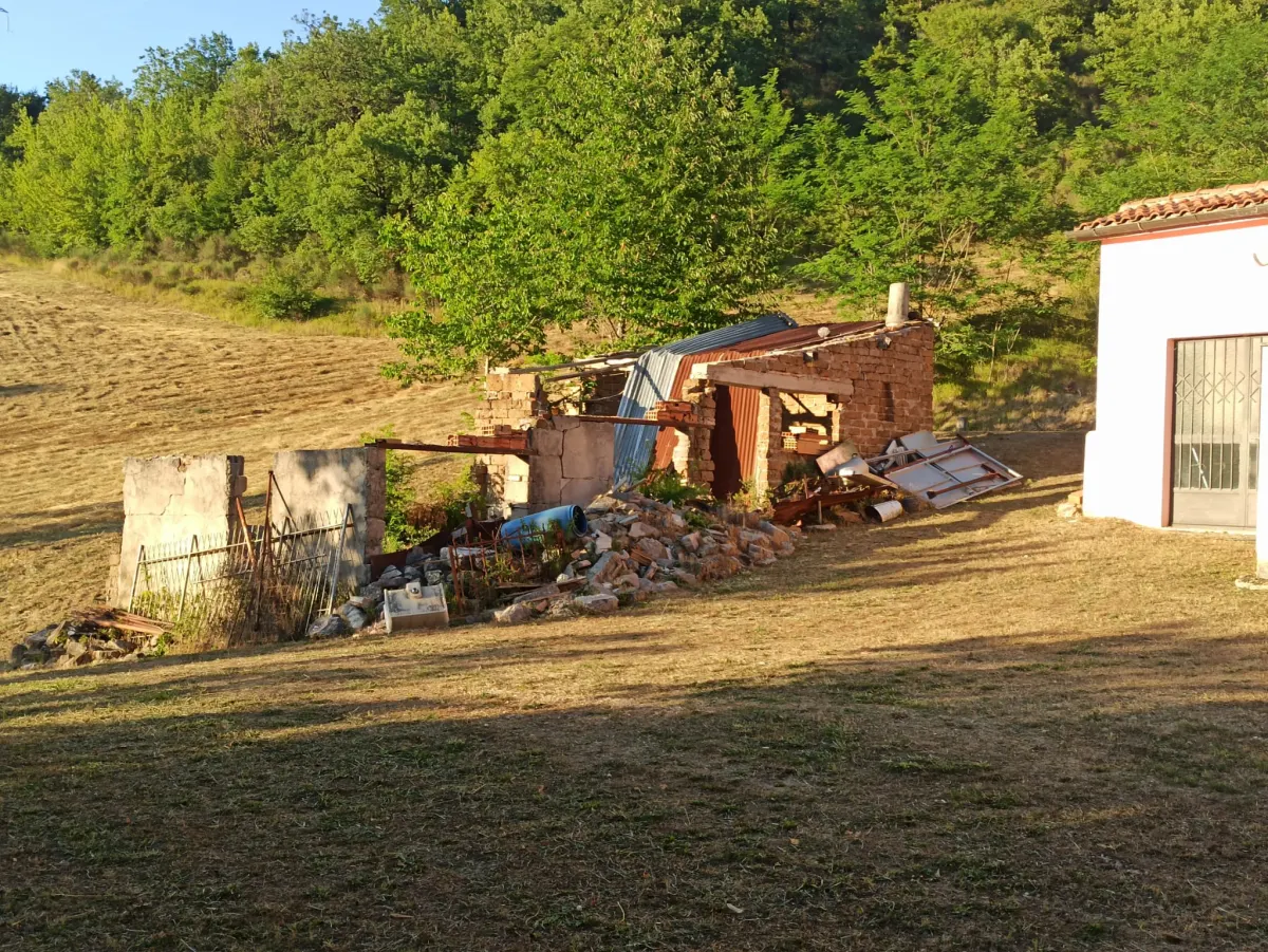 Abitazione indipendente a 2 Km. dalle piste da sci, mq. 135 ca. + mq. 100 di  annesso con 30.000 mq.. di terreno. · foto 15