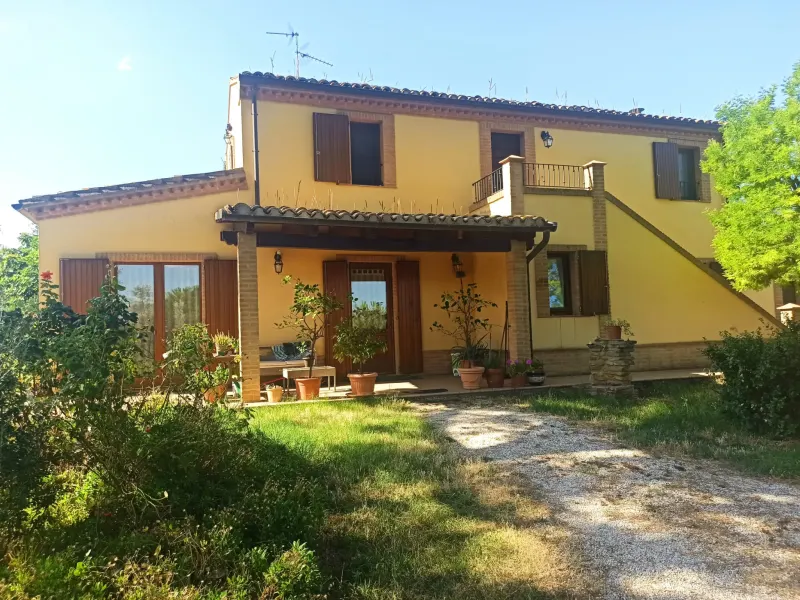 Casale marchigiano ristrutturato, immerso nel verde con terreno di mq. 21.600 piantumato ad ulivi e alberi da frutto e ampio annesso da trasformare in civile abitazione a Montecosaro