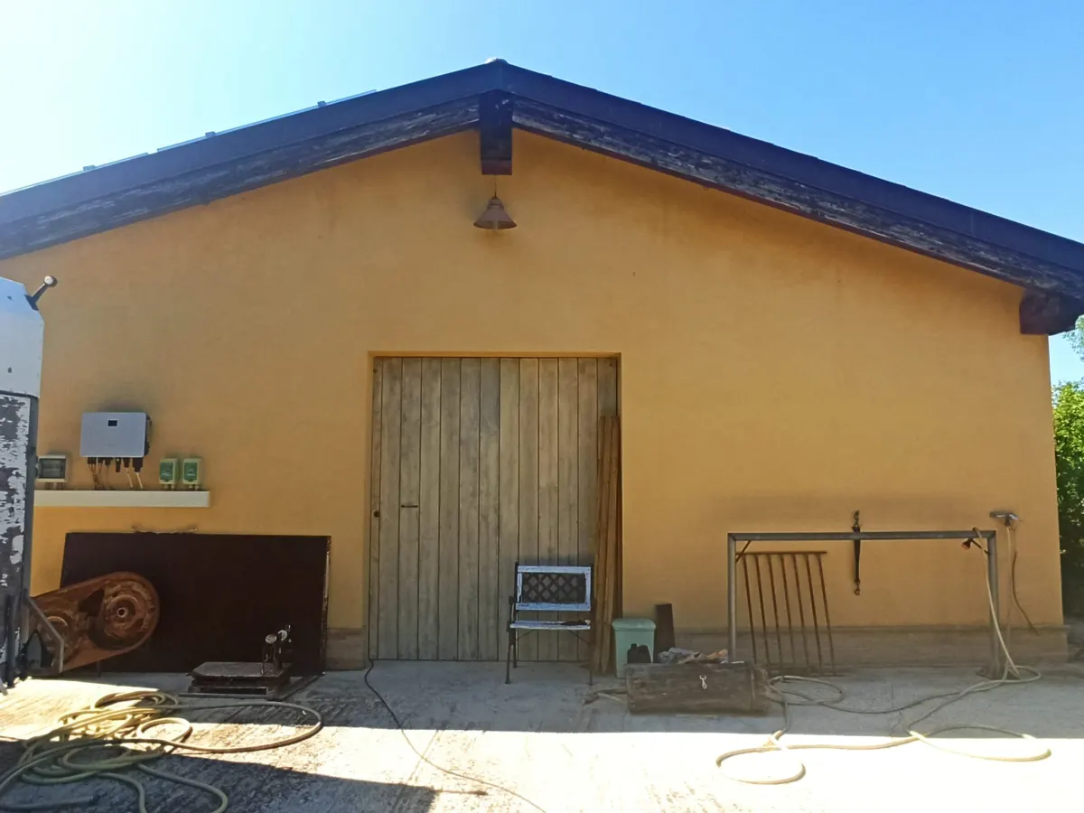 Casale marchigiano ristrutturato, immerso nel verde con terreno di mq. 21.600 piantumato ad ulivi e alberi da frutto e ampio annesso da trasformare in civile abitazione · foto 11