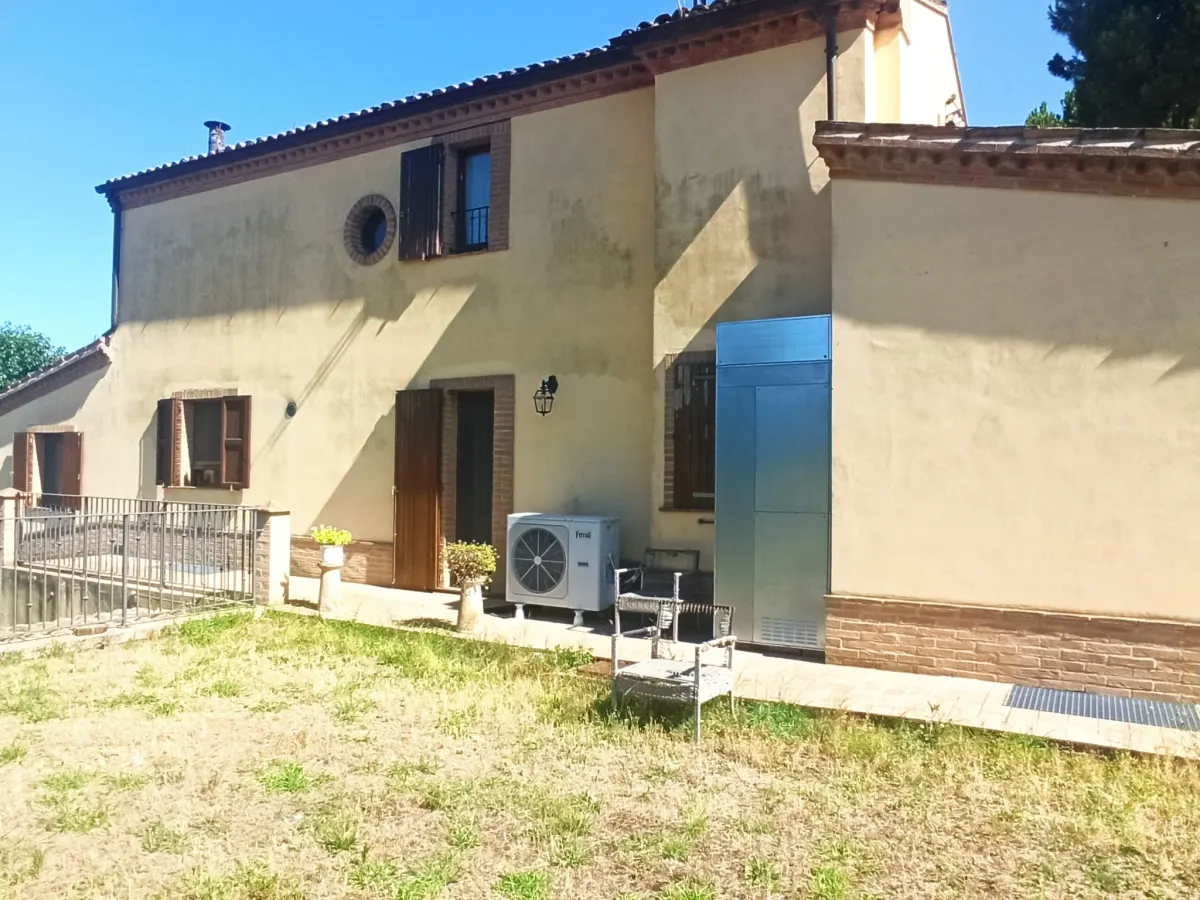Casale marchigiano ristrutturato, immerso nel verde con terreno di mq. 21.600 piantumato ad ulivi e alberi da frutto e ampio annesso da trasformare in civile abitazione · foto 13