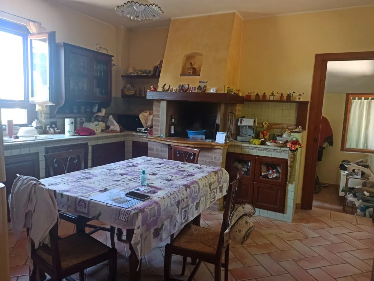 Casale marchigiano ristrutturato, immerso nel verde con terreno di mq. 21.600 piantumato ad ulivi e alberi da frutto e ampio annesso da trasformare in civile abitazione · foto 20