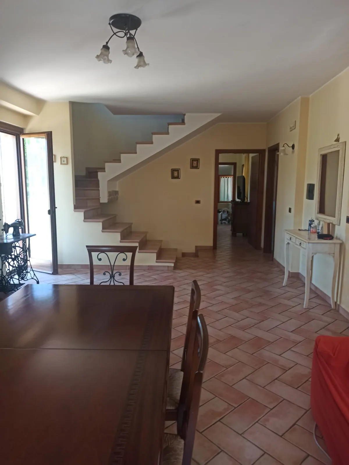Casale marchigiano ristrutturato, immerso nel verde con terreno di mq. 21.600 piantumato ad ulivi e alberi da frutto e ampio annesso da trasformare in civile abitazione · foto 23